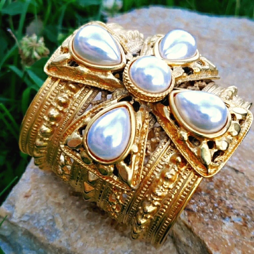 CONSIGNED* Ben Amun Lrg Etruscan Gold Pearl Cuff Bracelet - Picture 5 of 17